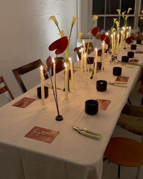 Flowers Dinner Party, Dinner Party In Small Apartment, Dinner Party Tips, Anthurium Table Decor, Burgundy Dinner Party, Dinner Set Up Table Ideas, Fall Dinner Decorations, Event Table Set Up Ideas, Birthday Party Table Set Up