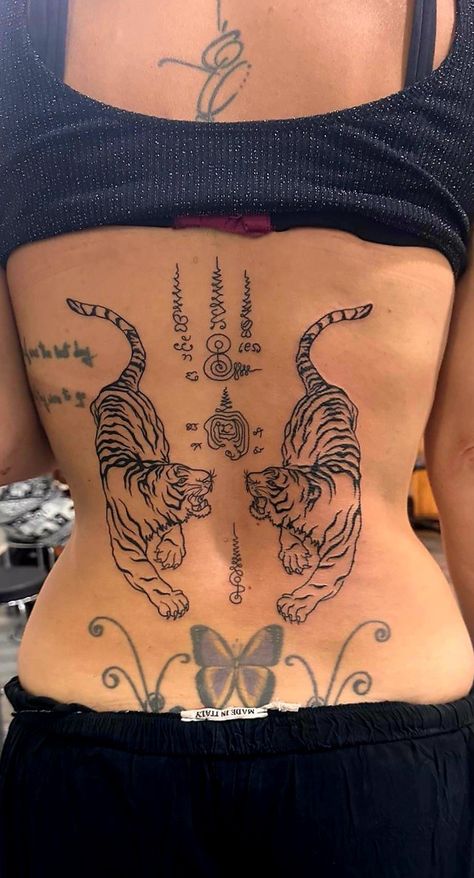 Traditionnel Tattoo Feline Back Tattoo, Back Tattoo Women Spiritual, Back Patch Work Tattoo Women, Two Tigers Back Tattoo, Pieces Back Tattoo, Black Panther Back Tattoo, Tiger On Back Tattoo, Tiger Tattoo Back Woman, Back Tattoo Women Traditional