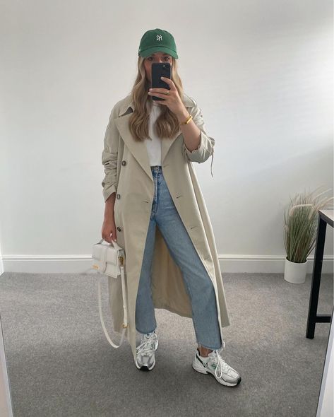 Sassy Outfits, Fashionable Mom, Trench Outfit, Rainy Spring, Trench Beige, Trainers Outfit, Ny Outfits, New Balance Outfit, Trench Coat Outfit