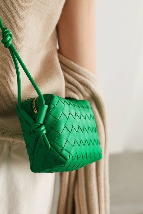 Mini Crossbody Bag Outfit, Ladies Purses Handbags, Green Bag Outfit, Bottega Green, Bottega Veneta Crossbody Bag, Crossbody Bag Outfit, Handbags Coach, Purse Outfit, Cute Crossbody Bags