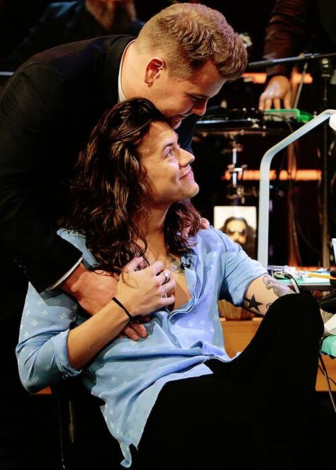 Harry Styles and James Corden 2015 || Harry just got 'Late Late' tattooed onto him as he lost the game. This is such a cute photo anyway <3 @starrybeauty Harry Styles Tattoos, James Corden, The Late Late Show, Haikou, One Direction Harry, Harry Styles Pictures, Harry Styles Photos, Body Picture, Mr Style