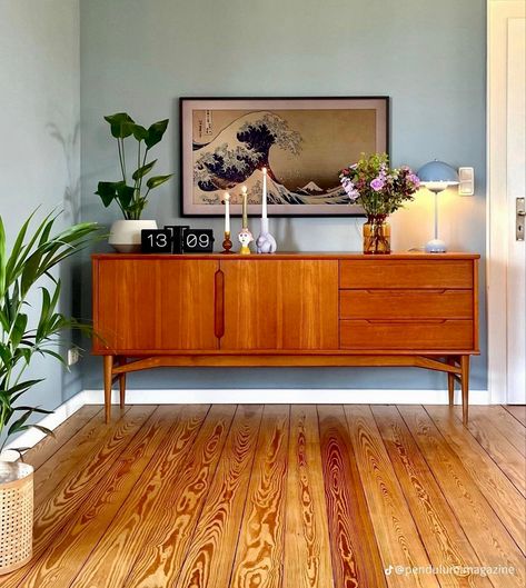 Mid Century Console Table, Sideboard Styles, Mid Century Console, Sideboard Decor, Mid Century Living Room, Mid Century Modern Interiors, Mid Century Modern Living Room, Interior Inspo, House Inspiration