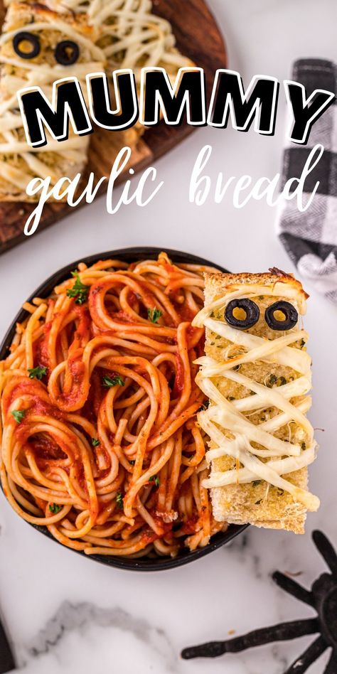 Halloween Speggetti, Halloween Dinner Kid Friendly, Mummy Garlic Bread Halloween, Spaghetti Brains Halloween, Spaghetti Halloween Food, Dinner For Halloween Night, Spooky Garlic Bread, Spagetti Halloween, Mummy Garlic Bread