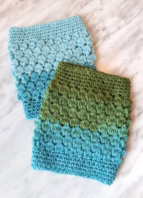 Crochet ankle warmers with free pattern. A free diy tutorial for cozy crochet ankle warmers. Great diy gift ideas! Ankle Warmers, Crochet Leg Warmers, Cozy Crochet, Quick Diy, Crochet Gloves, Diy Crochet Projects, Crochet Slippers, Birdhouse, Cute Crochet