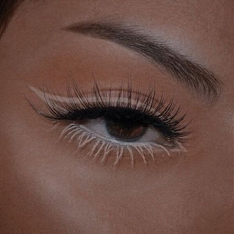 Silver Wing Eye Makeup, White Makeup Aesthetic, Eyeliner Inspiration, Cute Eye Makeup, Swag Makeup, Eye Makeup Pictures, Makijaż Smokey Eye, Dope Makeup, Eye Makeup Designs