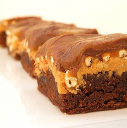 Take 5 Brownies...Milk chocolate brownies with pretzels, crunchy peanut butter, caramel and milk chocolate chips! Pretzel Brownies, Milk Chocolate Brownies, Tasty Kitchen, Brownie Bar, Baking Sweets, Yummy Sweets, How Sweet Eats, Eat Dessert, Brownie Recipes