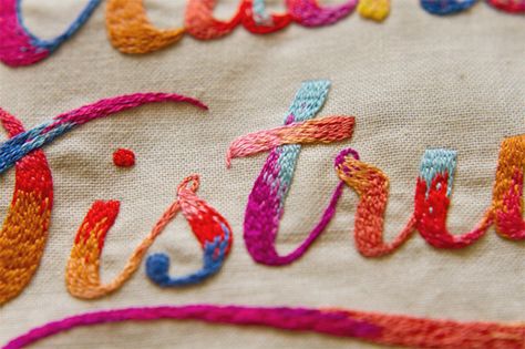 letras bordadas Embroidery Alphabet, Embroidered Art, Textile Crafts, 자수 디자인, Embroidery Inspiration, Embroidery Techniques, Embroidery And Stitching, Embroidery Details, Embroidery Floss