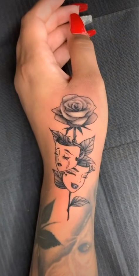 Hand Tattoos For Girls, Cute Hand Tattoos, Pretty Hand Tattoos, Mommy Tattoos, Snakebites, Muster Tattoos, Hand Tattoos For Women, Dope Tattoos For Women, Stylist Tattoos