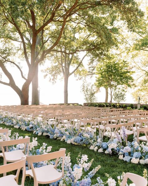 Blue Willow Wedding, Outside Wedding Ceremonies, Blue Hydrangea Wedding, Blue White Weddings, Tropical Wedding Flowers, Cottage Wedding, Light Blue Wedding, Hydrangeas Wedding, East Coast Wedding