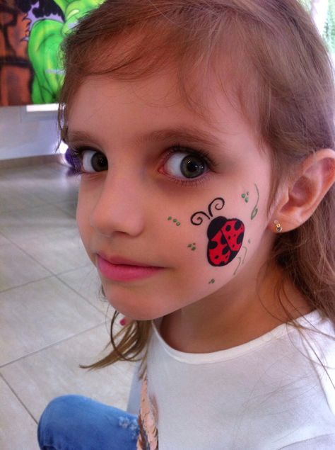 Joaninha face painting Lady Bird Face Paint, Ladybug Makeup For Kids, Face Paint Ladybug, Ladybug Face Painting, Simple Face Painting Ideas For Kids, Small Face Painting Ideas, Ladybug Face Paint, Easy Face Painting Designs, Design Humor