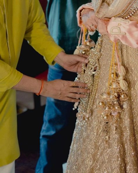 5 Celebrity Bridal Lehengas Of 2023 That Took Our Breath Away! - ShaadiWish Raw Silk Lehenga, Bridal Mehendi Designs, Wedding Painting, Parineeti Chopra, Punjabi Wedding, Hindu Wedding, Mehendi Designs, Bridal Lehenga, Wedding Looks