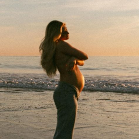 🤍☁️🕊️ | Instagram Maternity Shoot Beach, Beach Maternity Pictures, Cute Pregnancy Pictures, Maternity Photography Poses Couple, Maternity Photo Outfits, Belly Photos, Beach Maternity Photos, Maternity Photography Poses Pregnancy Pics, Couple Pregnancy Photoshoot