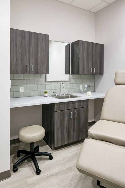 Medical Office Bathroom Ideas, Botox Room Ideas, Dermatology Office Design, Doctors Office Aesthetic, Doctors Office Waiting Room, Dermatology Clinic Interior Design, Injection Room, Luxury Clinic, Clinic Room