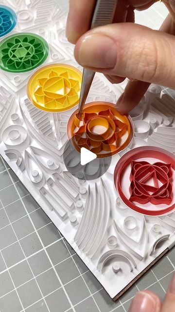 Quiling Paper Ideas, Quilling Art Ideas, Quilling Ideas For Beginners, Paper Quilling Ideas, Quiling Paper Art, Quilling Mandala, Quilling Images, Quilling Videos, Healing Chakras