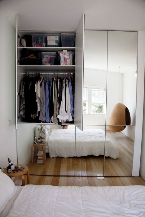 4 secrets for cozy large room Mirrored Closet Doors, Small Closet Door Ideas, Mirrored Closet, Closet Mirror, Bedroom Closet Doors, Open Closet, Bedroom Cupboard Designs, Mirror Wall Bedroom, Bedroom Cabinets