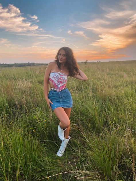 Country inspiration cowgirl inspo outfit ideas Jean Skirt With Boots, Concert Jeans, Concert Outfit Jeans, Summer Cowgirl, Cowgirl Skirt, Country Jeans, Bandana Outfit, Skirt Outfits Aesthetic