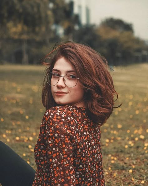 isabela salvador (@isaslvador) • Fotos e vídeos do Instagram Isabela Salvador, Urban Photography Portrait, Medium Hairstyle, Hairstyle For Women, Model Woman, Photographie Portrait Inspiration, Portrait Photography Poses, Wearing Glasses, Foto Art