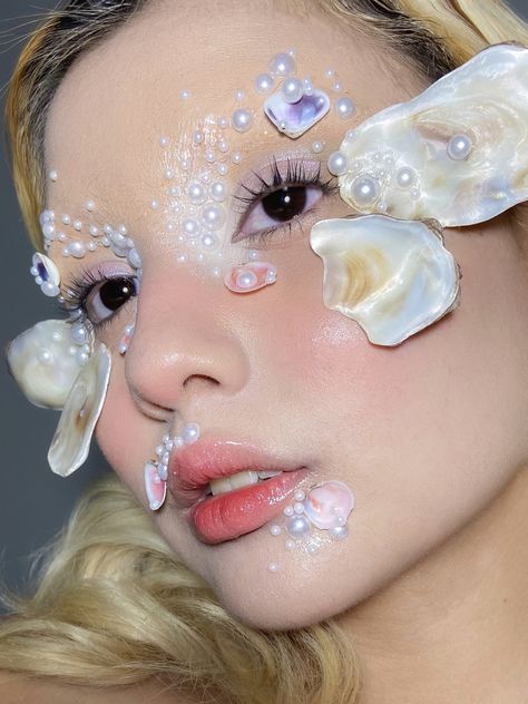 ig: @kaaori_x Sea Shell Makeup, Jellyfish Makeup, Shell Makeup, Water Makeup, Avant Garde Makeup, Rave Makeup, White Makeup, Cool Makeup Looks, Runway Makeup