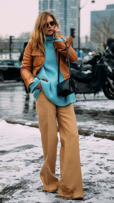 FASHION WEEK FALL 2018 Color Outfits, Colour Combinations Fashion, Color Blocking Outfits, Color Combinations For Clothes, Pullover Outfit, Mode Casual, Work Style, Brown Pants, Spring Wardrobe