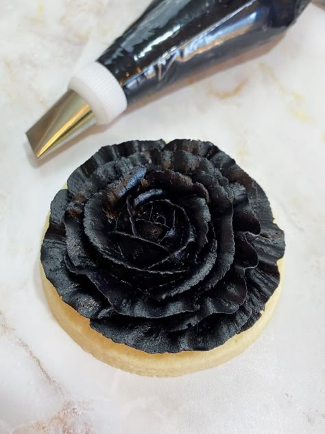 Delicious Vanilla Flavored Black Buttercream Frosting Black Buttercream Frosting, Crusting Buttercream Recipe, Crusting Buttercream, Black Buttercream, Black Icing, Gluten Free Cookie Dough, Frosting Ideas, Black Frosting, Icing Recipes