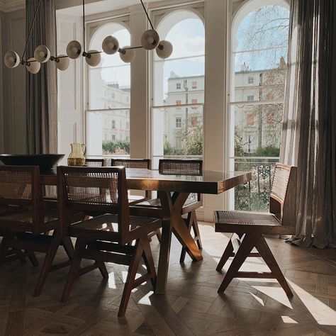 C A S A A Z A on Instagram: “Soft light, arch and Pierre Jeanneret chairs. Nothing else required. . . . #chandigarhchair #chandigarh #pierrejeanneret #interiordesign…” Jeanneret Dining Chair, Chandigarh Chair Dining, Jeanneret Chair, Pierre Jeanneret Chair, Banda Property, Light Arch, Pierre Jeanneret, Dining Room Inspiration, My Office