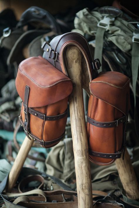 front saddlebags of natural leather, custom contemporary made for classic Armeesattel 89 Swiss Army Bag, Saddle Bags Horse, Bike Bags, Leather Kits, Tooled Leather Bag, Leather Patterns, Leather Craft Tools, Horse Accessories, Leather Portfolio