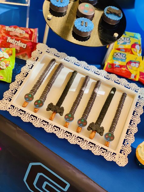 Gaming Treat Ideas, Gamer Party Treats, Video Game Treats, Gamer Treats, Bolo Gamer, Fortnight Party, Party Video, Covered Pretzels, Pretzel Rods