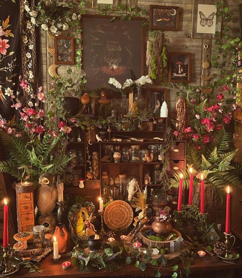 Green Gothic Aesthetic, Cottage Goth Aesthetic, Green Witch Altar, Green Witch Decor, Yule Altar, Hearth Witch, Cottage Goth, Gothic Cottagecore, Slavic Paganism