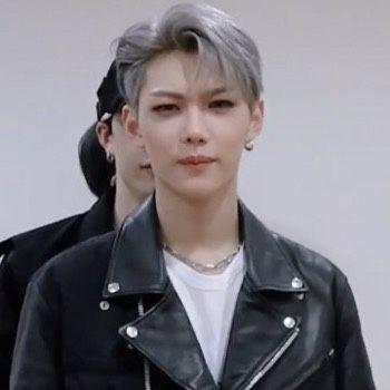 Lee Felix with his silver undercut Silver Undercut Hair, Felix Gods Menu Era Hair, Felix Undercut, Felix Silver Hair, Dark Silver Hair, Boy Korea, Skz Icon, Lee Yongbok, Disconnected Undercut