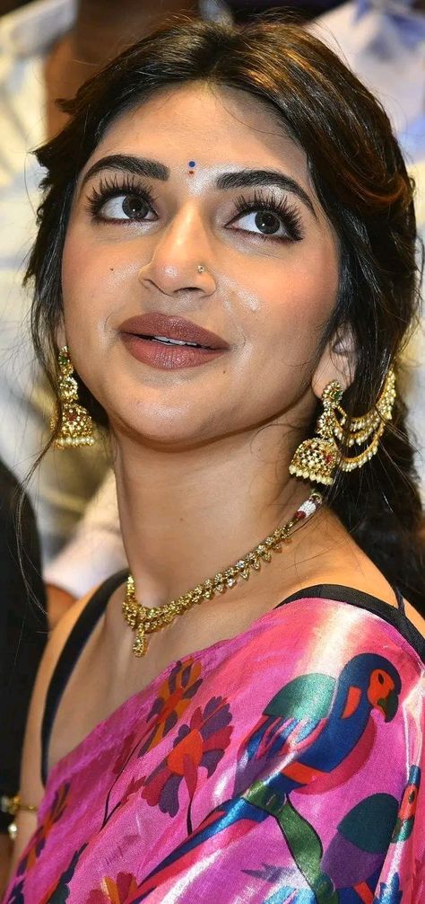 Sree Leela, Indian Star, Actress Wallpaper, Indian Sweet, Beauty Face Women, India Beauty, How To Make Bed, Beauty Face, Beauty Women