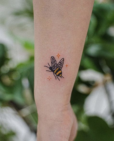 Bee Color Tattoo, Colored Bee Tattoo, Bee Tattoo Color, Butterfly And Bee Tattoo, Honey Bee Tattoo, Sparkle Tattoo, Bumble Bee Tattoo, Flower Floor, Back Piece Tattoo