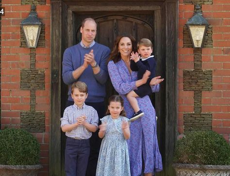 The Duke and Duchess of Cambridge with their children clapping for NHS and frontline worke... Prince George Funny, Prince George Clothes, Kate Middleton Kids, Düşes Kate, William E Kate, Herzogin Von Cambridge, Looks Kate Middleton, Carole Middleton, Floral Ghost