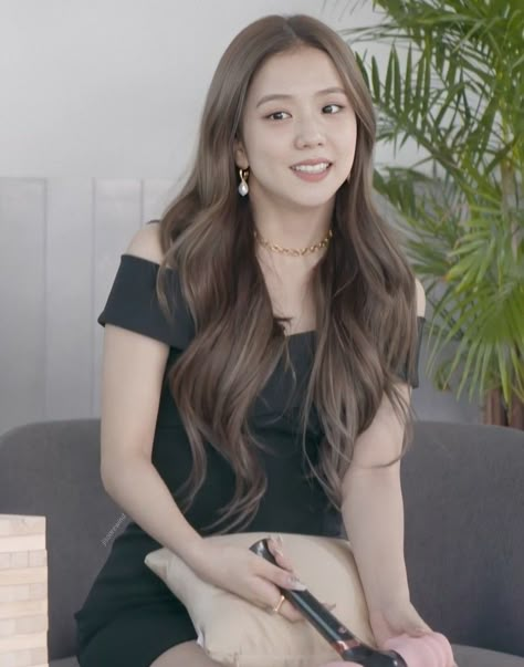 Jisoo Haircut, Jisoo Long Hair, Layered Hair Wavy Hair, Jisoo Hair Color, Layered Hair Wavy, Stockholm Style Nails, Korea Hair Color, Hairstyles Jennie, Gossip Girl Paris