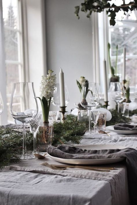 Pretty Swedish Christmas tables with grey linen, bras cutlery and hyacinth. / Emily Slotte Winter Table Setting, Table Setting Design, Pretty Christmas Decorations, Crafty Christmas, Scandi Christmas, Winter Table, Swedish Christmas, Christmas Interiors, Christmas Feeling