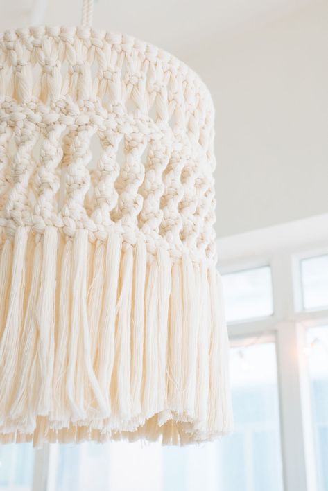 Make This Gorgeous DIY Macramé Chandelier! Diy Macramé, Macrame Lamp Shade, Chandelier Diy, Macrame Chandelier, Macrame Lamp, Diy Home Accessories, Makramee Diy, Rope Diy, Diy Shades