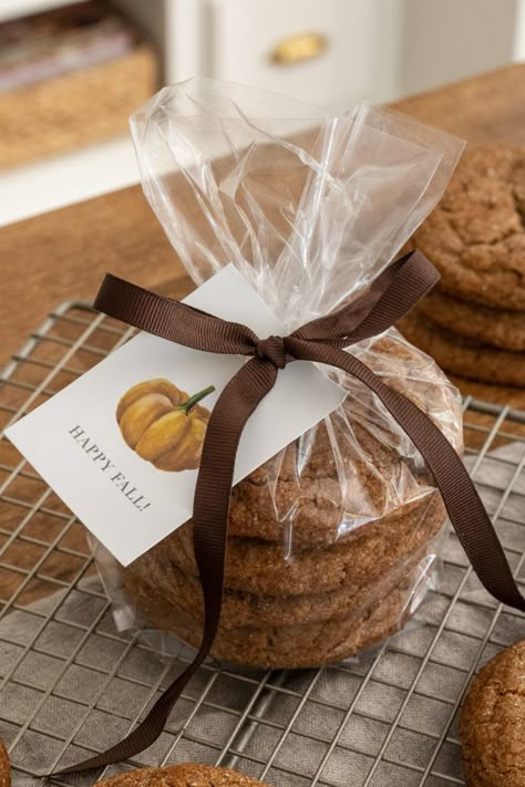 Brown Butter Pumpkin Cookies + Free Printable Pumpkin Gift Tag - Sincerely, Marie Designs Gift Food Ideas, Thanksgiving Baked Goods Gifts, Baked Goods Gift, Butter Cookies Packaging Ideas, Package Cookies To Sell, Cookies As A Gift, Muffin Gift Basket, Bake Sale Ideas Fall, Fall Cookie Packaging Ideas