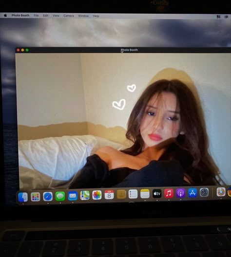 Selfie With Glasses Instagram, Macbook Insta Pics, Non Selfie Instagram Ideas, Mac Book Selfies Aesthetic, Macbook Pics Ideas, Mac Pictures Ideas, Macbook Aesthetic Pictures, Drawing On Selfies Ideas, Chromebook Selfie Poses