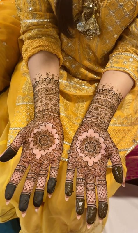 Heavy Mehendi Designs For Hands, Heavy Bridal Mehndi Designs, Minimal Bridal Mehendi, Simple Bridal Mehndi, Minimal Mehndi, Mehendi Bride, Hijabi Bride, Wedding Henna Designs, Indian Henna Designs