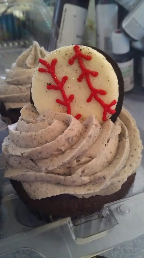 Baseball Decorations, Baseball Treats, Cupcakes Oreo, Baseball Cupcakes, Baseball Cake, Baseball Birthday Party, Baseball Party, Baseball Season, Cakes And More