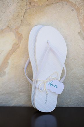 wedding flip flops. photo by amybennettphoto.com Flip Flop Ideas For Wedding, Flip Flops For Wedding Guests, Flip Flop Wedding Favors, Beach Wedding Flip Flops For Guests, Adjustable White Flip Flops For Wedding, Flip Flop Favors, Beach Wedding Flip Flops, Old Navy Flip Flops, Personalized Flip Flops