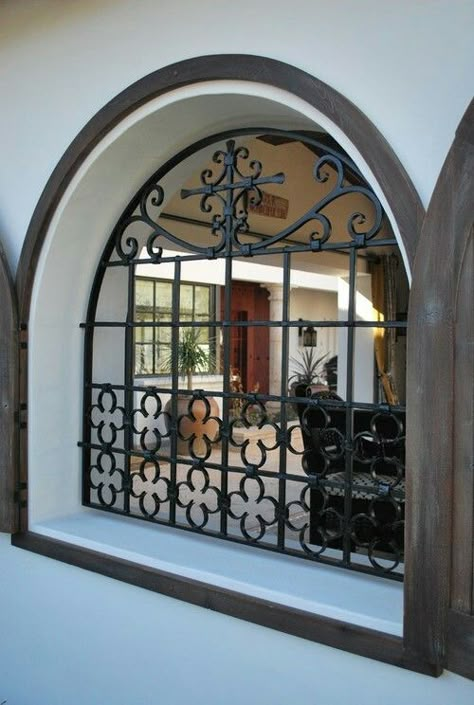 Style Hacienda, Iron Window Grill, Modern Window Grill, Home Window Grill Design, Porte In Ferro, Window Grill Design Modern, House Window Design, Window Bars, Porch Windows