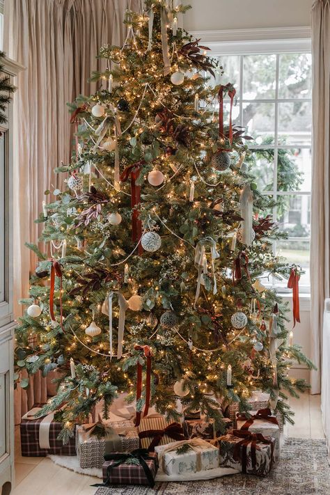 Classy Christmas Decor, Christmas Tree Inspo, Rustic Christmas Decor, Cozy Christmas Decor, Classic Christmas Tree, Modern Christmas Decor, Classy Christmas, Christmas Decor Inspiration, Traditional Christmas Tree