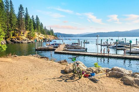 10 Most Charming Lake Towns In America - WorldAtlas Watertown Lakes National Park, Small Town Lake Aesthetic, Best Small Towns In America To Live, Lake Town, Lake Toxaway, Small Towns Usa, Arcology, Mountains Hiking, Flathead Lake