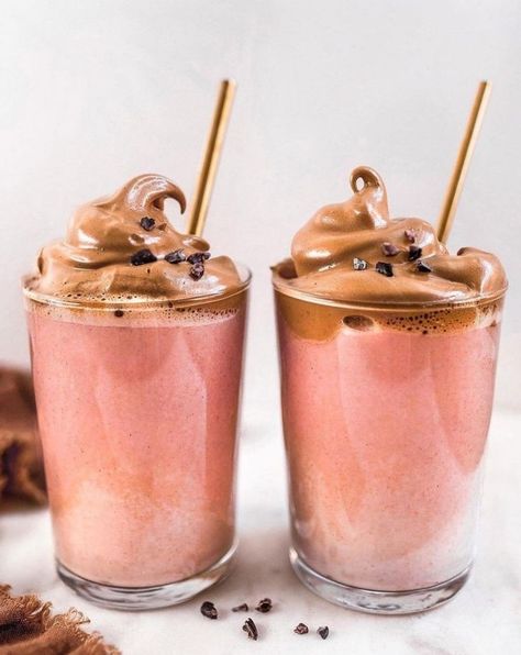 Strawberry Shakes, Coffee Strawberry, Whipped Coffee, Strawberry Shake, Coffee Drink Recipes, Strawberry Smoothie, Milkshakes, Strawberry Recipes, Interesting Food Recipes