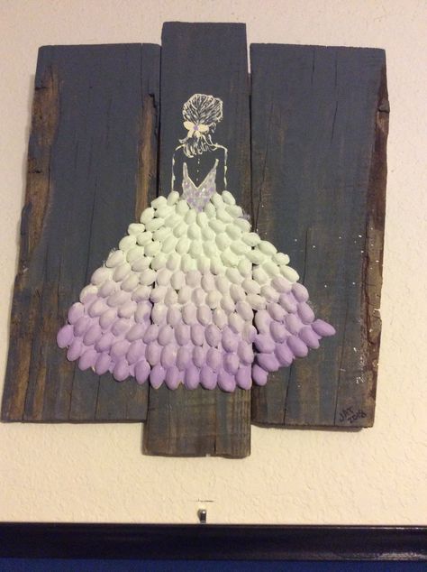 Pistachio shell art on old boards by Jat 2018. Pistachio Shells Art, Art From Pistachio Shells, Diy From Pistachio Shells, Pistachio Shell Crafts Creative, Pistachio Art Ideas, Pista Shell Painting, Crafts With Pistachio Shells, Pistachio Shell Art, Art With Pistachio Shells