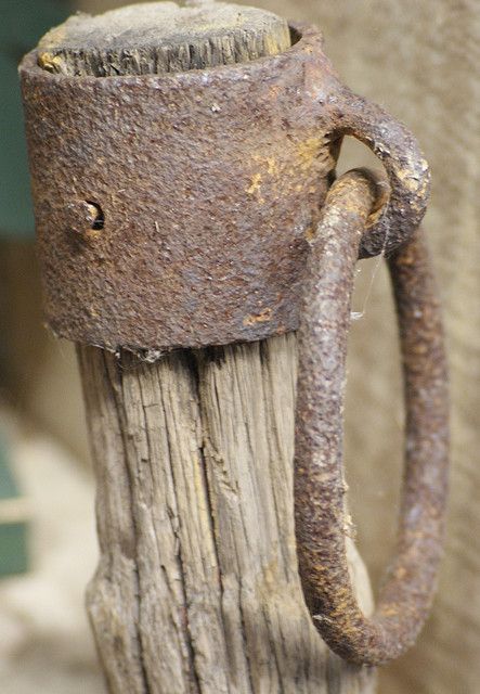 good old rust ...and the Osage Orange (Hedge) post will last forever. Rusty Junk, Ideas Terraza, Rust Never Sleeps, Hitching Post, Rust In Peace, Gates And Fences, Rust Patina, Old Metal, Peeling Paint