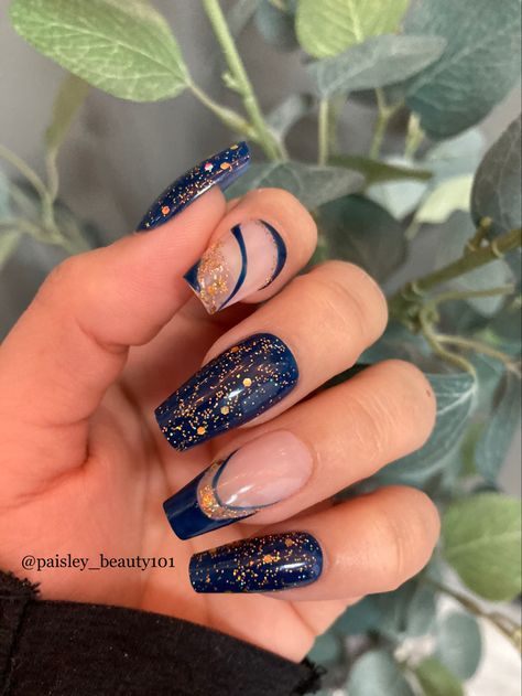 Beautiful navy blue nails 
Press on mail Blue And Golden Nail Art, Blue Gold Glitter Nails, Navy Blue And Rose Gold Nails Acrylic, Blue And Gold Toenails, Navy And Tan Nails, Navy Quince Nails, Blue Black And Gold Nails, Gold Navy Nails, Navy Blue Floral Nails