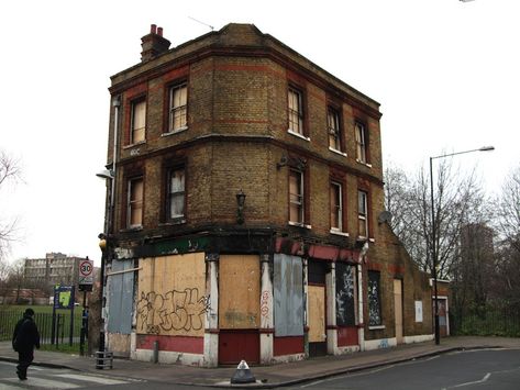 Historical London, Buckingham Palace London, Jungle Music, East End London, Roman Britain, Palace London, City Scapes, British Architecture, London Pubs