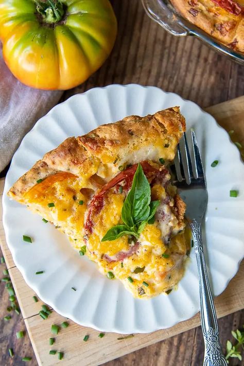 Easy Tomato Pie with Bisquick - Quick & Cheesy Southern Recipe Bisquick Tomato Pie Recipe, Tomato Pie Recipe Easy, Tacos Sides, Easy Tomato Pie, Recipe With Bisquick, Sausage Bean Soup, Tomato Asparagus, Quiche Recipes Crustless, Spinach Sausage