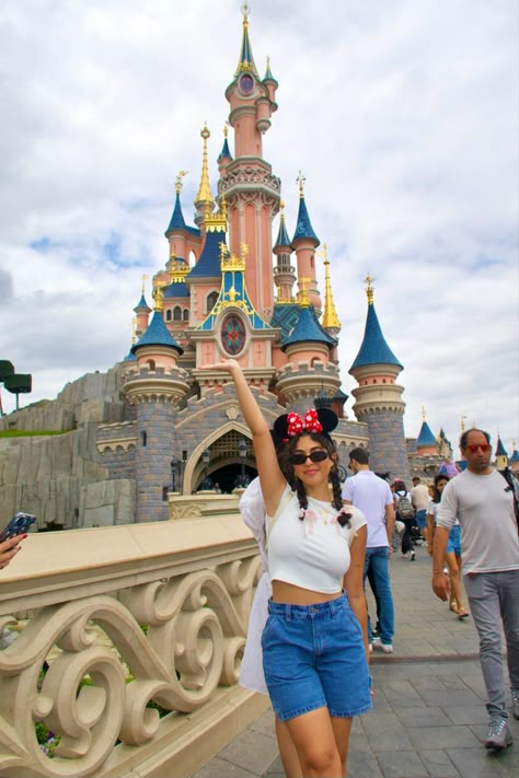 Disneyland Aesthetic Outfit, Disneyworld Outfit, Disneyland Dress, Disneyland Aesthetic, Disney Poses, Disney Trip Outfits, Disney Outfits Women, Theme Park Outfits, Disneyland Photos